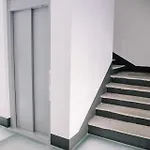 Elegant Beige - 5 Minutes From The 科莫