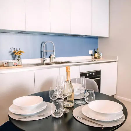 Elegant Beige - 5 Minutes From The Apartment