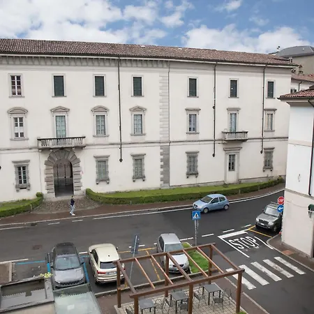 Elegant Beige - 5 Minutes From The Como