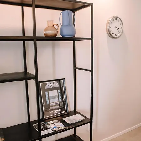 Elegant Beige - 5 Minutes From The Como