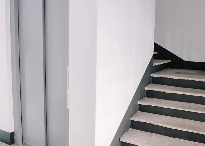 Elegant Beige - 5 Minutes From The Como