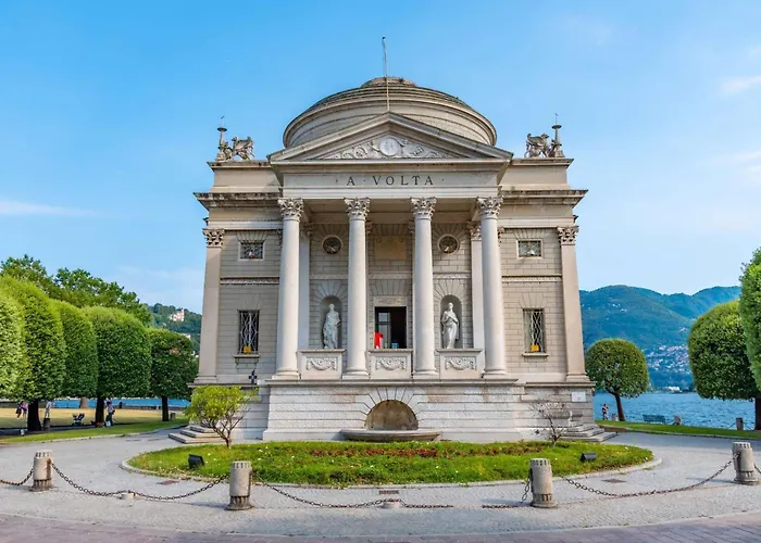 Elegant Beige - 5 Minutes From The Como