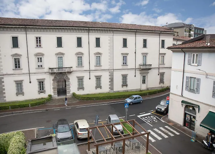 Elegant Beige - 5 Minutes From The Como