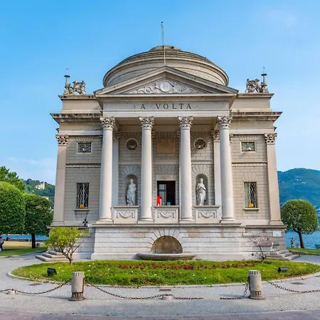 Elegant Beige - 5 Minutes From The Como